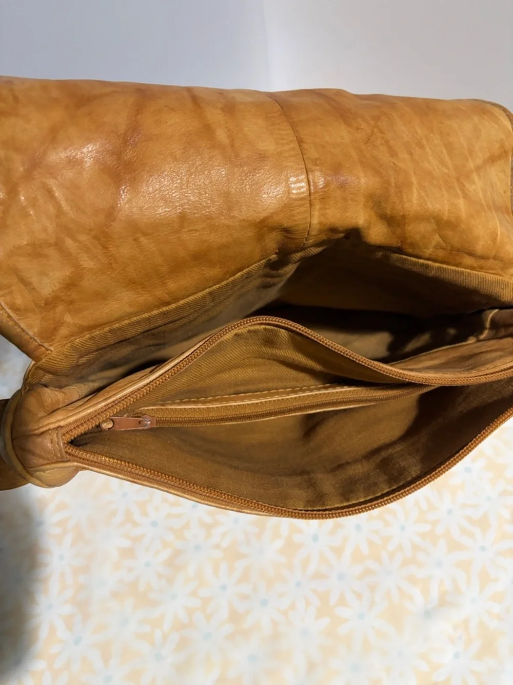 Men's Tan Leather Messenger‎ Bag with Adjustable Shoulder Strap